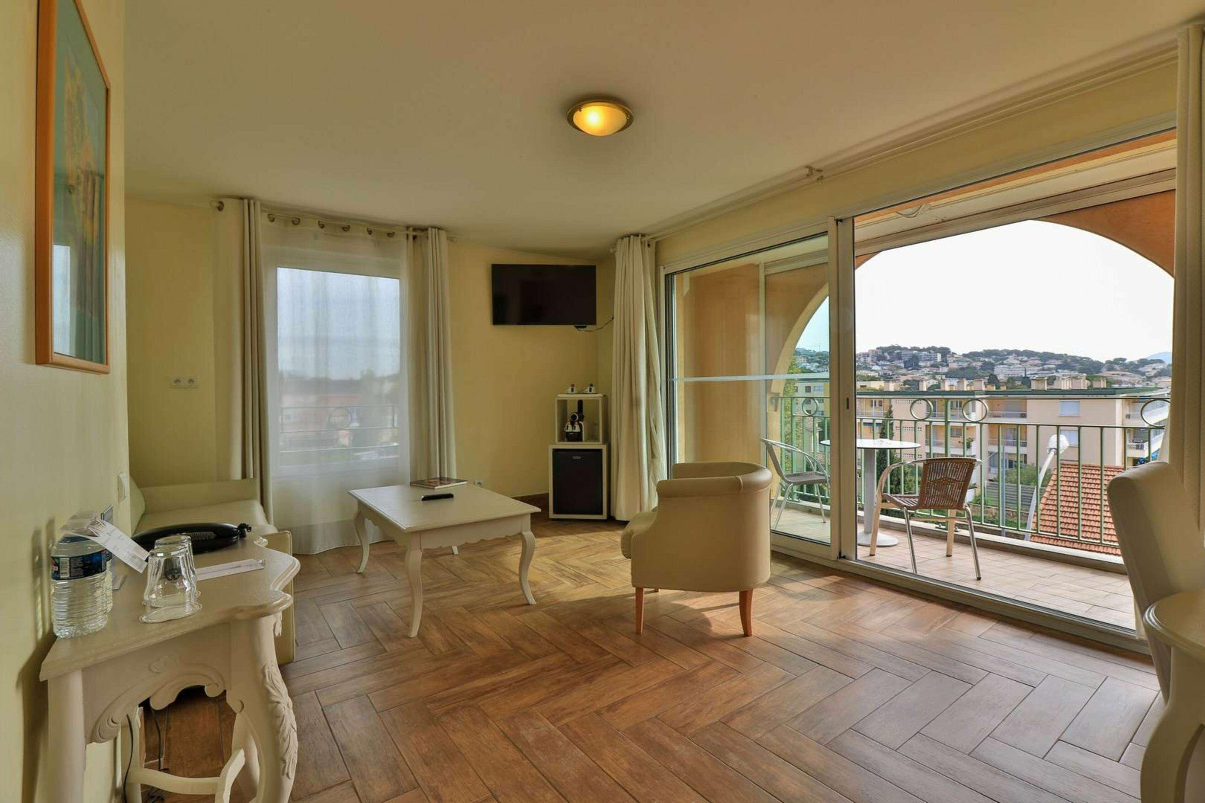 Hotel Sanary, Soleil Et Jardin - Renovation Hiver 2024-25 Bagian luar foto